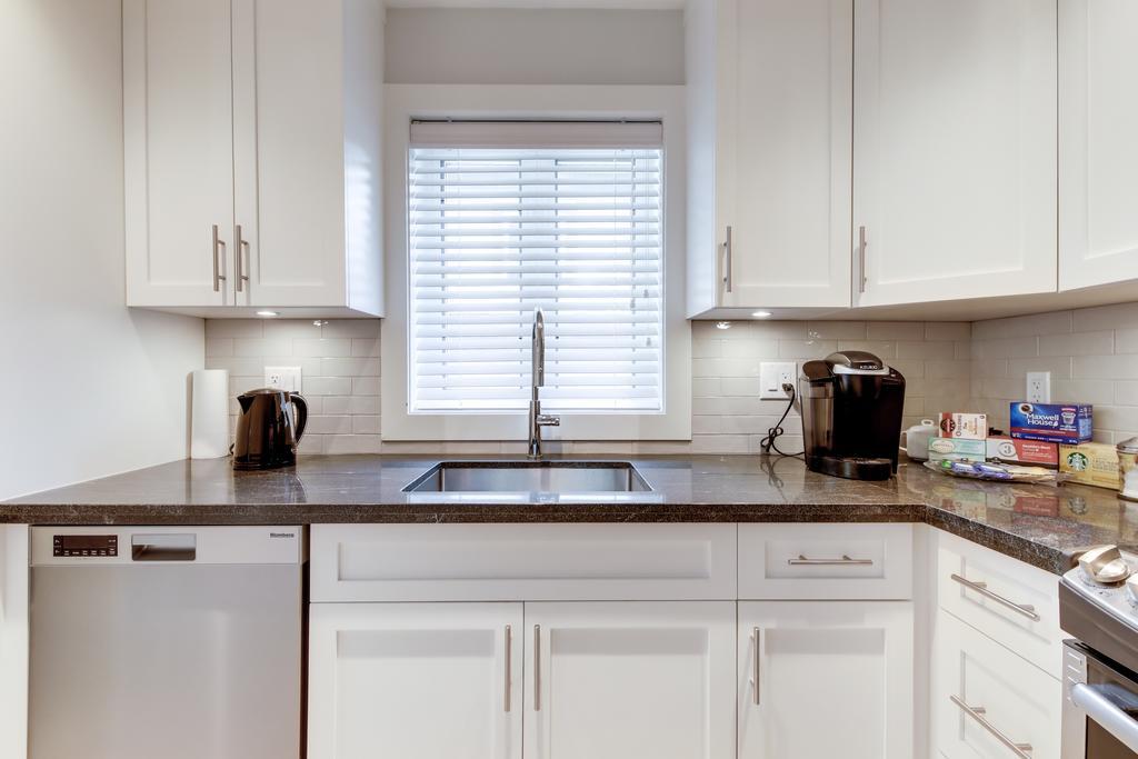 New Urban Modern Main Street House Villa แวนคูเวอร์ ภายนอก รูปภาพ